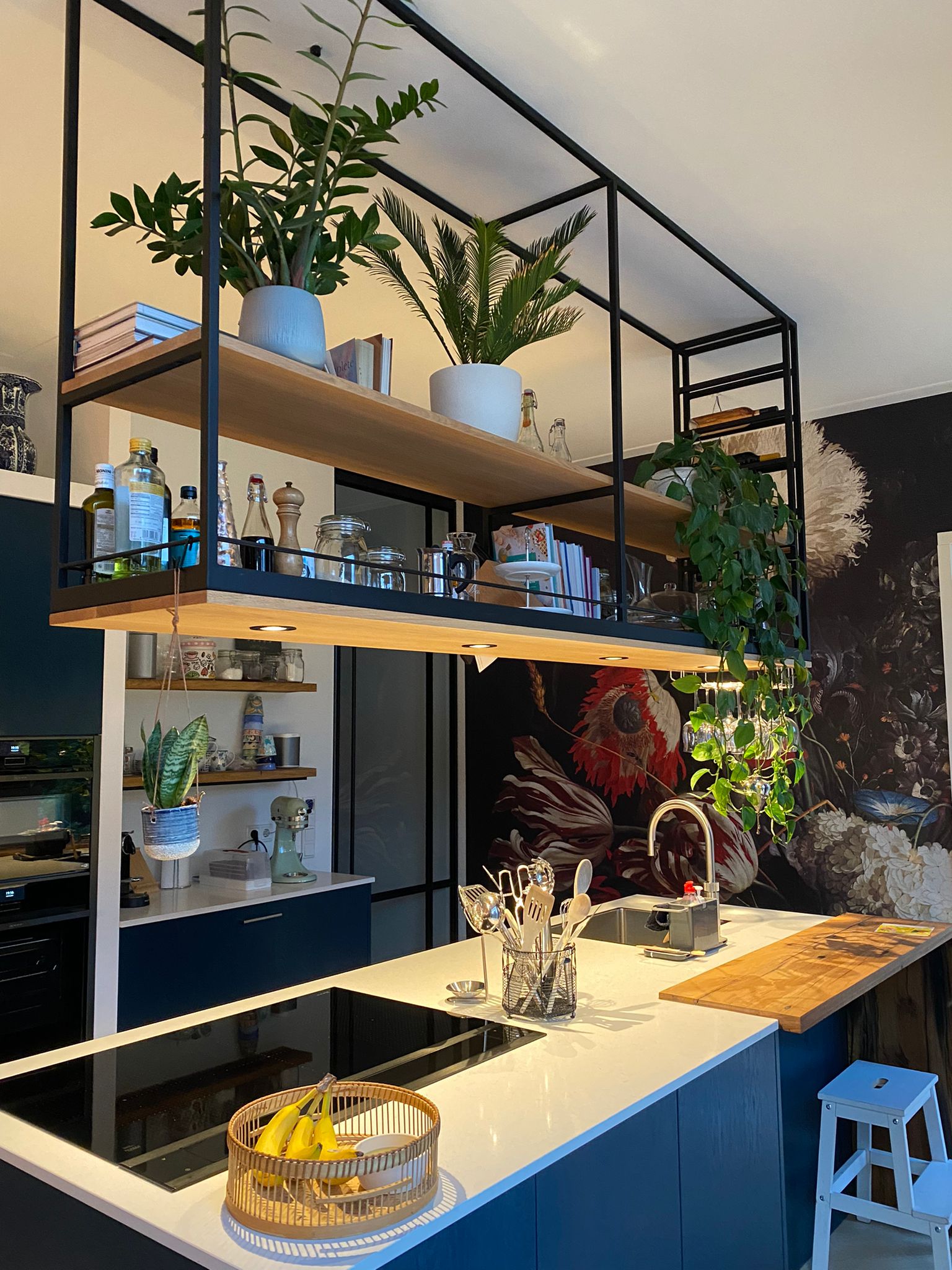 dubbellaags keukenrek met verlichting op een hoog plafond