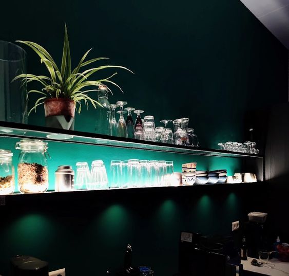 Wandplank van staal met verlichting