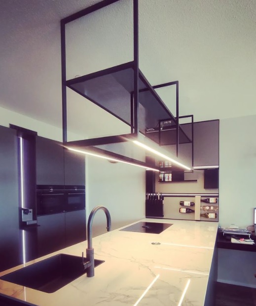 stalen keukenrek met glas en ledstrips