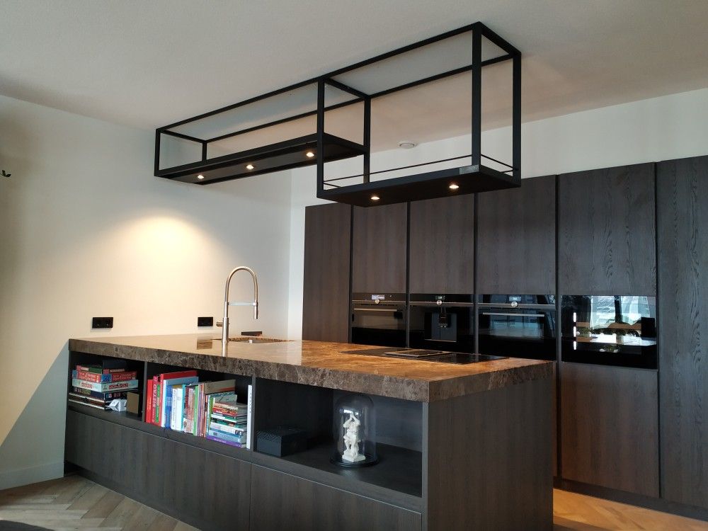 Stalen keukenrek met ongelijke verdiepingen