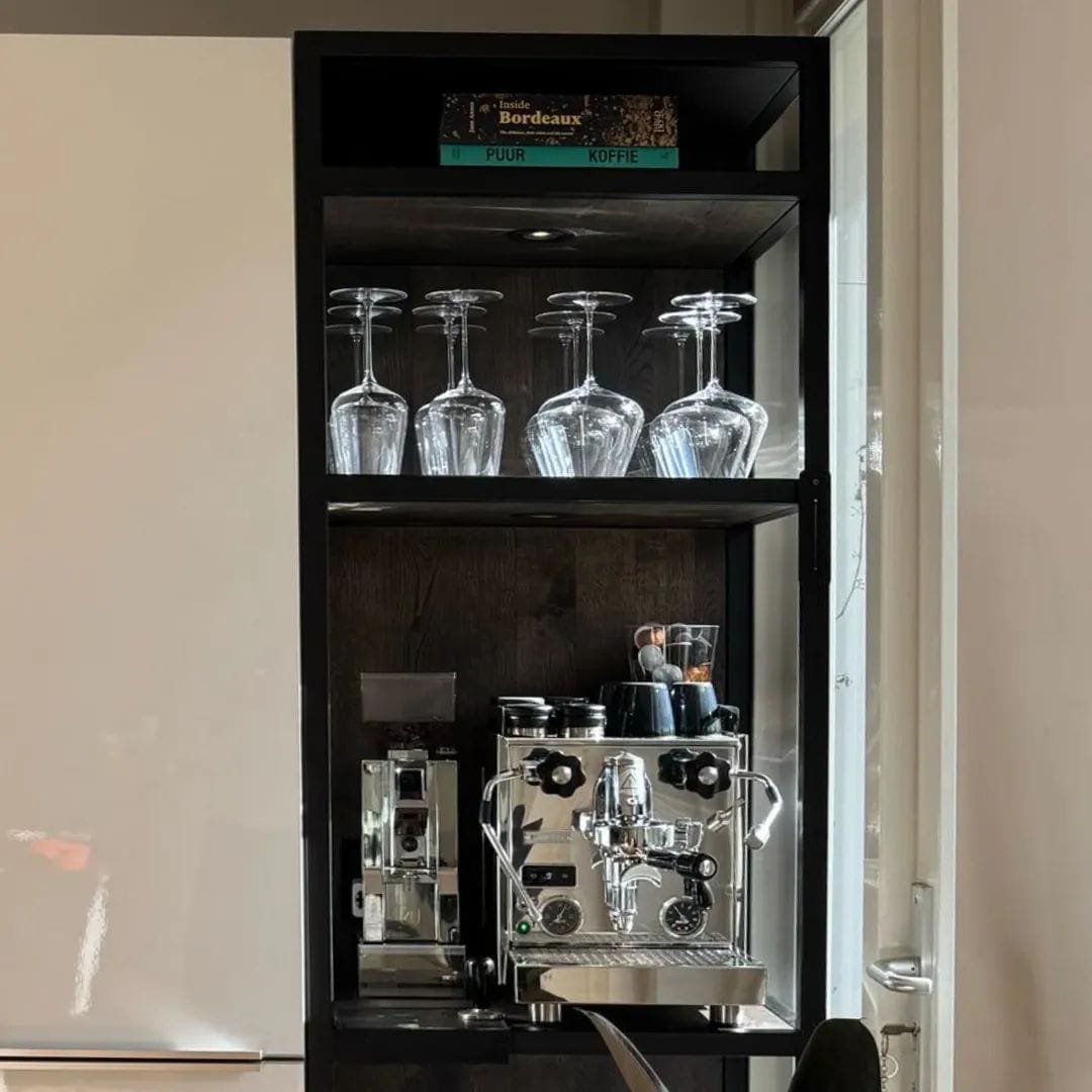 Wandplank van staal met verlichting